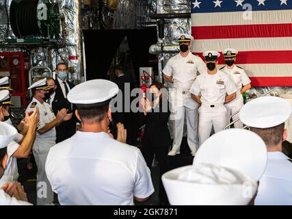 SINGAPORE (AGO. 23, 2021) il Vice Presidente Kamala Harris si rivolge all'equipaggio della nave da combattimento litoranea variante Indipendenza USS Tulsa (LCS 16) durante un appello a tutte le mani, il 23 agosto 2021. Tulsa, parte di Destroyer Squadron Seven, è in fase di implementazione rotazionale nell'area operativa della 7a flotta statunitense per migliorare l'interoperabilità con i partner e fungere da forza di risposta pronta a sostegno di una regione indopacifica libera e aperta. Foto Stock