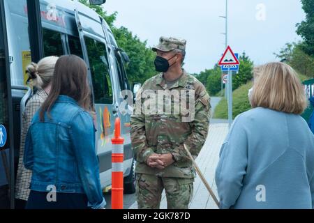 7° Army Training Command, Command Sgt. Il Major Mark Morgan visita la scuola di ementry di Grafenwohr e attende con la facoltà di insegnare a salutare i bambini che scenderanno dall'autobus per entrare nella scuola il 23 agosto 2021 su Grafenwoehr, Germania. Morgan ha accolto gli studenti che arrivano dall'autobus e sono stati lasciati dai genitori che desiderano gli studenti e i loro insegnanti buona fortuna per il nuovo anno scolastico. Foto Stock