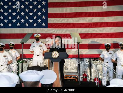 SINGAPORE (AGO. 23, 2021) il Vice Presidente Kamala Harris si rivolge all'equipaggio della nave da combattimento litoranea variante Indipendenza USS Tulsa (LCS 16) durante un appello a tutte le mani, il 23 agosto 2021. Tulsa, parte di Destroyer Squadron Seven, è in fase di implementazione rotazionale nell'area operativa della 7a flotta statunitense per migliorare l'interoperabilità con i partner e fungere da forza di risposta pronta a sostegno di una regione indopacifica libera e aperta. Foto Stock