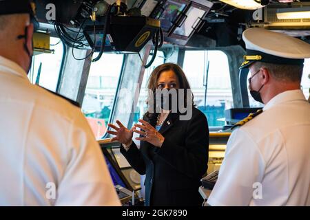 SINGAPORE (AGO. 23, 2021) il Vice Presidente Kamala Harris visita la nave da combattimento litoranea variante Indipendenza USS Tulsa (LCS 16), 23 agosto 2021. Tulsa, parte di Destroyer Squadron Seven, è in fase di implementazione rotazionale nell'area operativa della 7a flotta statunitense per migliorare l'interoperabilità con i partner e fungere da forza di risposta pronta a sostegno di una regione indopacifica libera e aperta. Foto Stock