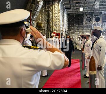 SINGAPORE (ago. 23, 2021) il Vice Presidente Kamala Harris è accolto dal CMdR. Brandon Cornes, comandante, a bordo della nave da combattimento litoranea variante Indipendenza USS Tulsa (LCS 16), 23 agosto 2021. Tulsa, parte di Destroyer Squadron Seven, è in fase di implementazione rotazionale nell'area operativa della 7a flotta statunitense per migliorare l'interoperabilità con i partner e fungere da forza di risposta pronta a sostegno di una regione indopacifica libera e aperta. Foto Stock