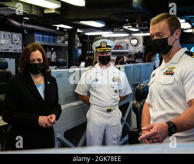 SINGAPORE (ago. 23, 2021) il Vice Presidente Kamala Harris è mostrato l'equipaggiamento della nave sul ponte della nave da Lt. Jonathan Stewart a bordo della nave da combattimento litoranea variante Indipendenza USS Tulsa (LCS 16), 23 agosto 2021. Tulsa, parte di Destroyer Squadron Seven, è in fase di implementazione rotazionale nell'area operativa della 7a flotta statunitense per migliorare l'interoperabilità con i partner e fungere da forza di risposta pronta a sostegno di una regione indopacifica libera e aperta. Foto Stock