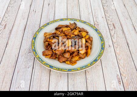 Ricetta popolare cinese di manzo stufato con bambù e funghi cinesi su piatto bianco Foto Stock