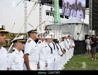 I marinai sono all'attenzione di un cittadino di Boise canta alla Western Idaho state Fair il 23 agosto 2021, come parte della Boise Navy Week. Le settimane della Marina consistono in una serie di eventi coordinati dall'Ufficio della Marina di Comunità Outreach progettato per dare agli Americani un'occasione imparare circa la Marina, il relativo popolo e la relativa importanza alla sicurezza e alla prosperità nazionali. Foto Stock