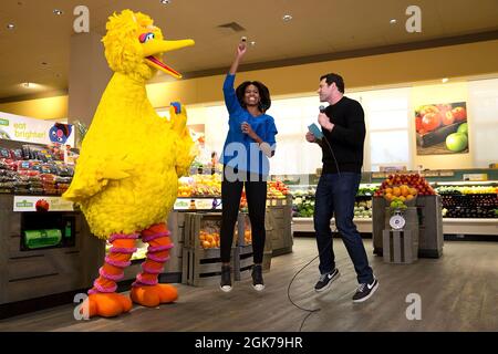 First Lady Michelle Obama partecipa a un 'Let's Move!' Divertente o Die gioco show taping con Billy Eichner di Billy on the Street e Big Bird a Safeway a Washington, D.C., 12 gennaio 2015. (Foto ufficiale della Casa Bianca di Amanda Lucidon) questa fotografia ufficiale della Casa Bianca è resa disponibile solo per la pubblicazione da parte delle organizzazioni di notizie e/o per uso personale per la stampa da parte del soggetto(i) della fotografia. La fotografia non può essere manipolata in alcun modo e non può essere utilizzata in materiali commerciali o politici, pubblicità, e-mail, prodotti, promozioni che in alcun modo suggerisce l'approvazione o Foto Stock