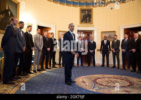 Il presidente Barack Obama parla con il campione 2014 dell'NBA San Antonio Spurs nella Blue Room prima di un evento che onorerà la squadra nella East Room, 12 gennaio 2015. (Foto ufficiale della Casa Bianca di Pete Souza) questa fotografia ufficiale della Casa Bianca è resa disponibile solo per la pubblicazione da parte delle organizzazioni di notizie e/o per uso personale la stampa dal soggetto(i) della fotografia. La fotografia non può essere manipolata in alcun modo e non può essere utilizzata in materiali commerciali o politici, pubblicità, e-mail, prodotti, promozioni che in alcun modo suggeriscono l'approvazione o l'approvazione del presidente, t Foto Stock