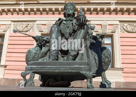 SAN PIETROBURGO, RUSSIA - 05 SETTEMBRE 2021: Monumento dell'imperatore russo Paolo I. nel cortile del castello di Mikhailovsky Foto Stock