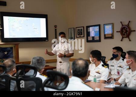 SANTA RITA, Guam (23 agosto 2021) ADM posteriore. Butch Dollaga, comandante, Gruppo sottomarino 7, fornisce un breve ai membri della delegazione della marina indiana in visita a Guam, 23 agosto. Le navi navali indiane sono nella 7a flotta per sostenere il prossimo esercizio Malabar 2021. Malabar 2021 è un esempio di partnership duratura tra le forze marittime australiane, indiane, giapponesi e americane, che operano di routine insieme nell’Indo-Pacifico, promuovendo un approccio cooperativo verso la sicurezza e la stabilità regionale. Foto alterata per motivi di sicurezza. Foto Stock