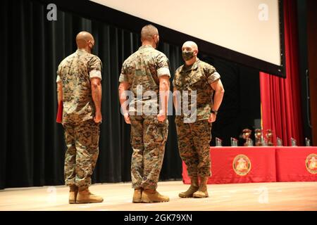 Marine Corps Systems Sgt. Maj. Michael Cato (estrema destra) e Briga. Gen. A. J. Pasagian (centro) si prepara a assegnare il premio MCSC Chief of staff Col. Kirk Mullins con il premio Legion of Merit durante i Marine Corps Systems Command Acquisition Excellence Awards, 23 agosto presso Marine Corps base Quantico, Virginia. L'AE Awards è un evento annuale che riconosce Marines e civili per i loro sforzi di acquisizione. Foto Stock