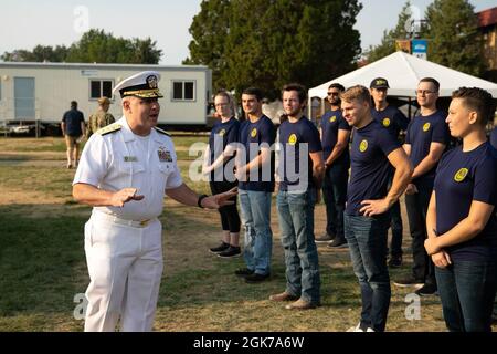 BOISE, ID - Un gruppo di futuri marinai della Marina Talent Acquisition Group Portland ricevono istruzioni dall'Ammiraglio posteriore Douglas Beal prima di prestarsi il giuramento, durante una cerimonia alla Western Idaho state Fair il 23 agosto 2021. L'enlistment faceva parte della Boise Navy Week, un programma della durata di una settimana della comunità della Marina che ha eventi nella zona di Boise dal 23 al 29,2021 agosto. Foto Stock