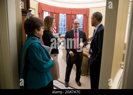 Il presidente Barack Obama parla con il segretario laburista Thomas Perez, Paulette Aniskoff, direttore dell'Ufficio per l'impegno pubblico e consulente senior Valerie Jarrett prima di un incontro con i leader del lavoro nell'Ufficio ovale, 14 gennaio 2015. (Foto ufficiale della Casa Bianca di Pete Souza) questa fotografia ufficiale della Casa Bianca è resa disponibile solo per la pubblicazione da parte delle organizzazioni di notizie e/o per uso personale la stampa dal soggetto(i) della fotografia. La fotografia non può essere manipolata in alcun modo e non può essere utilizzata in materiali commerciali o politici, pubblicità, e-mail, prodotti, promozioni Foto Stock