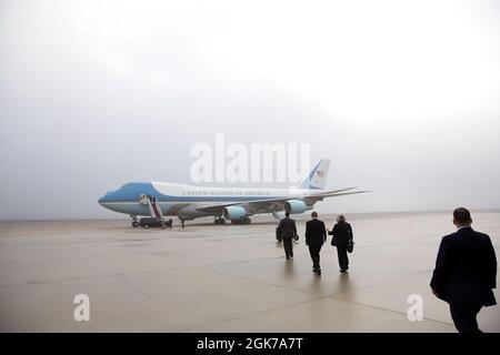 Il Segretario per l'energia Ernest Moniz e altri camminano verso Air Force One alla Joint base Andrews, Md., prima della partenza con il Presidente Barack Obama sulla strada per la Carolina del Nord, 15 gennaio 2014. (Foto ufficiale della Casa Bianca di Lawrence Jackson) questa fotografia ufficiale della Casa Bianca è resa disponibile solo per la pubblicazione da parte delle organizzazioni di notizie e/o per uso personale per la stampa da parte del soggetto(i) della fotografia. La fotografia non può essere manipolata in alcun modo e non può essere utilizzata in materiali commerciali o politici, pubblicità, e-mail, prodotti, promozioni che in alcun modo suggeriscono approvazione o approvazione Foto Stock