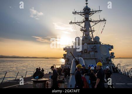 YOKOSUKA, Giappone (agosto 23, 2021) Arleigh Burke-class cacciatorpediniere missilistico guidato USS Barry (DDG 52) è in corso per sostenere MALABAR 2021 e la Japan Maritime Self-Defense Force. Barry è schierato a sostegno del Commander, Task Force (CTF 71)/Destroyer Squadron (DESRON 15), il più grande DESRON schierato in avanti della Marina e della principale forza di superficie della 7a flotta statunitense. Foto Stock