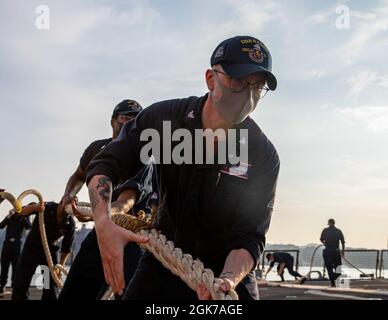 YOKOSUKA, Giappone (agosto 23, 2021) Sonar Technician 3rd Class Tryston Wallace, di Jonesville, Michigan, conduce la gestione della linea come cacciatorpediniere missilistico guidato di classe Arleigh Burke USS Barry (DDG 52) inizia a sostenere MALABAR 2021 e la Japan Maritime Self-Defense Force. Barry è schierato a sostegno del Comandante, Task Force (CTF 71)/ Destroyer Squadron 15 (DESRON 15), il più grande DESRON schierato in avanti della Marina e la principale forza di superficie della 7a flotta statunitense. Foto Stock