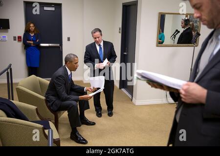 Il Presidente Barack Obama riesamina i suoi appunti con il Direttore del Consiglio economico nazionale gene Sperling prima di presentare osservazioni al College Opportunity Summit nell'Eisenhower Executive Office Building's South Court Auditorium, 16 gennaio 2014. Brian Mosteller, Direttore delle operazioni di Oval Office, è sulla destra. (Foto ufficiale della Casa Bianca di Pete Souza) questa fotografia ufficiale della Casa Bianca è resa disponibile solo per la pubblicazione da parte delle organizzazioni di notizie e/o per uso personale la stampa dal soggetto(i) della fotografia. La fotografia non può essere manipolata in alcun modo e non può essere utilizzata in c Foto Stock