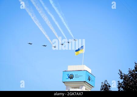 Aerei militari ucraini sorvolano la sfilata del giorno dell'Indipendenza a Kiev, Ucraina, 24 agosto 2021. La 30esima celebrazione dell'indipendenza comprendeva aerei volanti e una sfilata di unità militari, veicoli e bande che si spostavano oltre il Maidan. Foto Stock