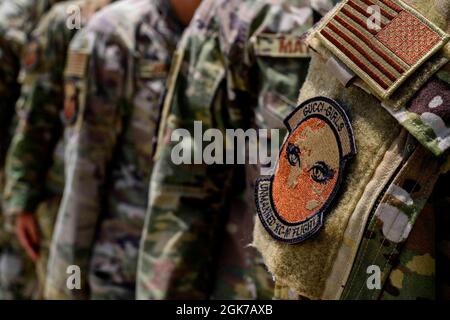 Un patch progettato da U.S. Air Force 1 Lt. Liza Matson, co-pilota KC-10, 908th Expeditionary Air Refeling Squadron, è esposto alla base aerea di al Dhafra, Emirati Arabi Uniti, 1 agosto 2021. In onore della Giornata dell’uguaglianza delle donne, riconosciuta ogni anno il 26 agosto per celebrare l’importanza del movimento per il suffragio delle donne e il lavoro svolto per garantire ed espandere gli stessi diritti oggi, la 380a AEW ha condotto una missione aerea di rifornimento supportata da membri esclusivamente femminili dell’equipaggio, da squadre di manutenzione e di supporto al volo. Foto Stock