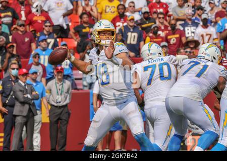 Domenica 12 settembre 2021; Landover, MD, USA; il quarterback dei Los Angeles Chargers Justin Herbert (10) passa la palla durante una partita della NFL contro i Washington Football Team al FedEx Field. I Chargers hanno battuto Washington 20-16. (Brian Villanueva/immagine dello sport) Foto Stock