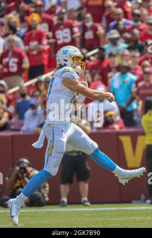 Domenica 12 settembre 2021; Landover, MD, USA; il quarterback dei Los Angeles Chargers Justin Herbert (10) salta e passa la palla giù durante una partita della NFL contro la squadra di football di Washington al FedEx Field. I Chargers hanno battuto Washington 20-16. (Brian Villanueva/immagine dello sport) Foto Stock