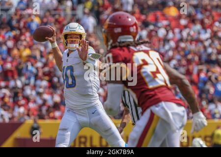 Domenica 12 settembre 2021; Landover, MD, USA; il quarterback dei Los Angeles Chargers Justin Herbert (10) passa il campo di atterraggio durante una partita della NFL contro la squadra di football di Washington al FedEx Field. I Chargers hanno battuto Washington 20-16. (Brian Villanueva/immagine dello sport) Foto Stock