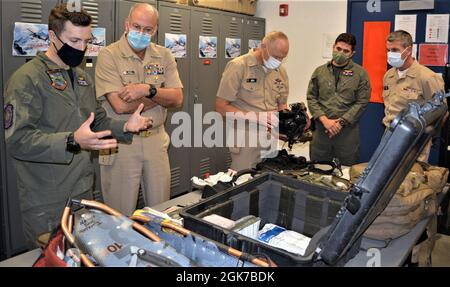 ADM posteriore. Bruce Gillingham, direttore generale e capo del chirurgo della Marina, Bureau of Medicine and Surgery riceve un briefing pratico dai tecnici di medicina dell'aviazione assegnati al team di ricerca e salvataggio della base aerea navale di Whidbey Island nell'ambito del suo tour di due giorni dei comandi di medicina della Marina nel nord-ovest del Pacifico, Che si è concentrato su Naval Health Clinic/Navy Medicine Readiness and Training Command Foto Stock