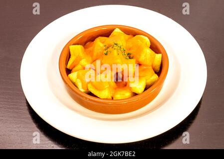 La popolare tapa di patata di Madrid servita in una pentola di argilla Foto Stock