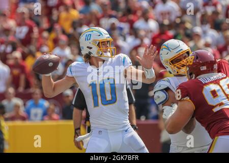 Domenica 12 settembre 2021; Landover, MD, USA; il quarterback dei Los Angeles Chargers Justin Herbert (10) retrocede per passare la palla durante una partita della NFL contro i Washington Football Teamat FedEx Field. I Chargers hanno battuto Washington 20-16. (Brian Villanueva/immagine dello sport) Foto Stock