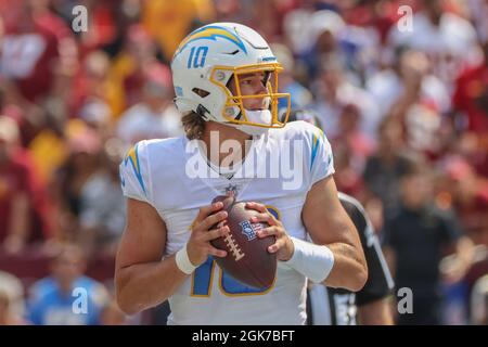 Domenica 12 settembre 2021; Landover, MD, USA; il quarterback dei Los Angeles Chargers Justin Herbert (10) torna indietro e cerca un ricevitore aperto durante una partita della NFL contro la squadra di football di Washington al FedEx Field. I Chargers hanno battuto Washington 20-16. (Brian Villanueva/immagine dello sport) Foto Stock