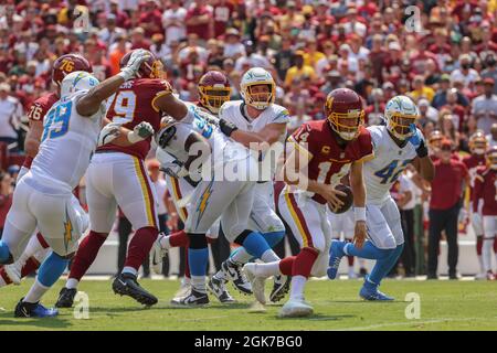 Domenica 12 settembre 2021; Landover, MD, USA; il quarterback della squadra di football dei Washington Ryan Fitzpatrick (14) scende a mano la palla durante una partita della NFL contro i Los Angeles Chargers al FedEx Field. I Chargers hanno battuto Washington 20-16. (Brian Villanueva/immagine dello sport) Foto Stock