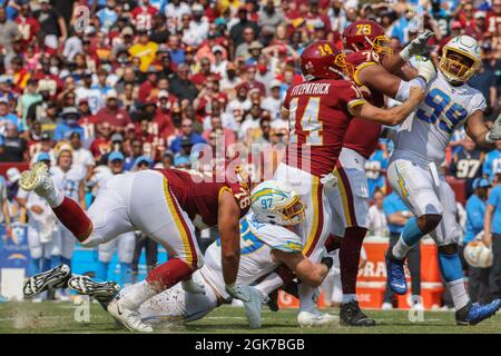 Domenica 12 settembre 2021; Landover, MD, USA; il defensive end dei Los Angeles Chargers Joey Bosa (97) sack il quarterback della squadra di football dei Washington Ryan Fitzpatrick (14) durante una partita della NFL al FedEx Field. I Chargers hanno battuto Washington 20-16. (Brian Villanueva/immagine dello sport) Foto Stock