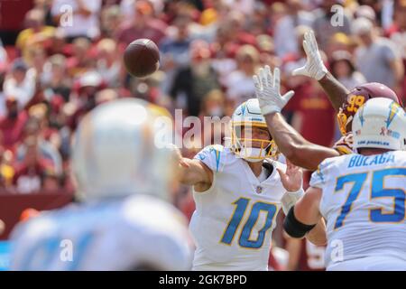 Domenica 12 settembre 2021; Landover, MD, USA; il quarterback dei Los Angeles Chargers Justin Herbert (10) passa la palla durante una partita della NFL contro i Washington Football Team al FedEx Field. I Chargers hanno battuto Washington 20-16. (Brian Villanueva/immagine dello sport) Foto Stock