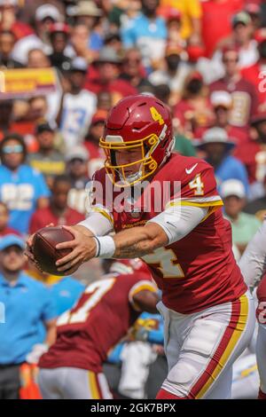 Domenica 12 settembre 2021; Landover, MD, USA; il quarterback della Washington Football Team Taylor Heinicke (4) si prepara a consegnare la palla durante una partita della NFL contro i Los Angeles Chargers al FedEx Field. I Chargers hanno battuto Washington 20-16. (Brian Villanueva/immagine dello sport) Foto Stock