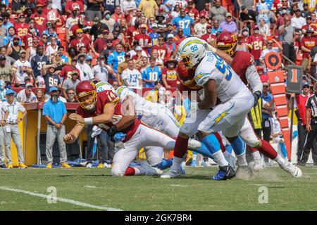 Domenica 12 settembre 2021; Landover, MD, USA; il cornerback dei Los Angeles Chargers Michael Davis (43) affronta il quarterback della squadra di football di Washington Ryan Fitzpatrick (14) durante una partita della NFL al FedEx Field. I Chargers hanno battuto Washington 20-16. (Brian Villanueva/immagine dello sport) Foto Stock