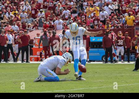 Domenica 12 settembre 2021; Landover, MD, USA; il kicker dei Los Angeles Chargers Tristan Vizcaino (16) calcia un Field goal durante una partita della NFL contro la squadra di football di Washington al FedEx Field. I Chargers hanno battuto Washington 20-16. (Brian Villanueva/immagine dello sport) Foto Stock