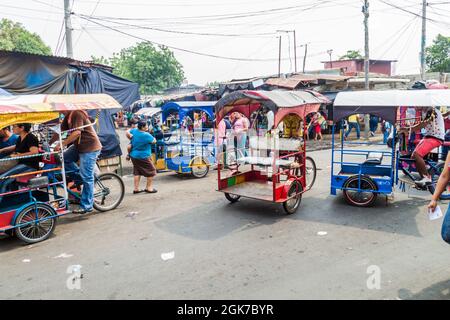 LEON, NICARAGUA - 25 APRILE 2016: Vista dei taxi ciclabili al mercato Mercado la Terminal di Leon, Nicaragua Foto Stock