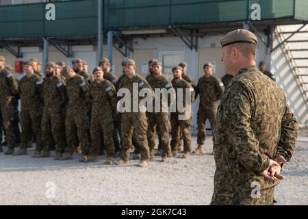 OF-3 Guntis Taurins, comandante, 1° Battaglione di fanteria meccanizzata, Brigata di fanteria delle forze terrestri, forze armate nazionali lettoni, si rivolge ai membri del servizio, tra cui Wolf Company, in occasione di una visita da parte di Briga. Gen. Imants Ziediņš, vice comandante, forze armate nazionali lettoni, a Camp Novo Selo, Kosovo il 24 agosto 2021. Foto Stock