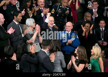 Alan Gross, recentemente liberato dalla prigione di Cuba, pompa il suo pugno in aria dopo essere stato menzionato dal presidente Barack Obama durante il discorso dello Stato dell'Unione nella Camera della Camera della sede del Campidoglio degli Stati Uniti a Washington, D.C., 20 gennaio 2015. (Foto ufficiale della Casa Bianca di Chuck Kennedy) questa fotografia ufficiale della Casa Bianca è resa disponibile solo per la pubblicazione da parte delle organizzazioni di notizie e/o per uso personale la stampa dal soggetto(i) della fotografia. La fotografia non può essere manipolata in alcun modo e non può essere utilizzata in materiali commerciali o politici, pubblicità, e-mail, p Foto Stock