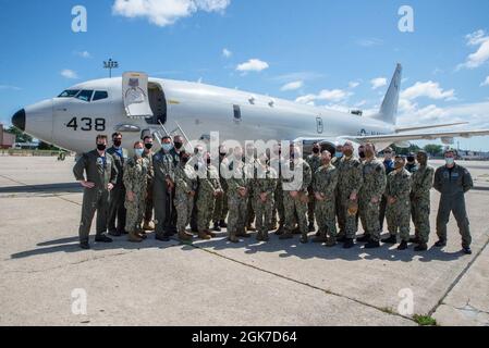 210824-N-SU685-0031 BASE DI GUARDIA NAZIONALE PEASE AIR, N.H. (Agosto 24, 2021) marinai assegnati a Patrol Squadron (VP) 5 posa con marinai assegnati al sottomarino ad attacco rapido Virginia-Class USS Texas (SSN 775) di fronte a un P-8A Poseidon alla Pease Air National Guard base in N.H. I “Mad Foxes” del VP-5 sono di stanza a Jacksonville, Fl., e stanno attualmente partecipando al programma annuale di formazione sulla preparazione della flotta (FRTP) in preparazione del loro prossimo impiego operativo. Foto Stock