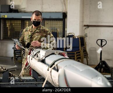 Tecnologia. SGT. Derek Sutton, capo dell'equipaggio di manutenzione convenzionale della seconda munizioni Squadron, ispeziona un missile Decoy lanciato dall'aria in miniatura ADM-160 alla base dell'aeronautica di Barksdale, Louisiana, 24 agosto 2021. Il missile ADM-160 MALD è stato sviluppato per l'uso nella soppressione delle difese aeree nemiche. Foto Stock