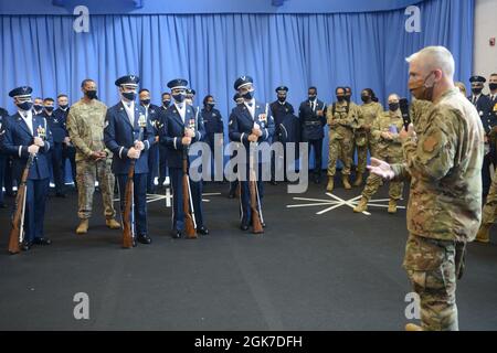 Joel Jackson, comandante del Distretto dell'Aeronautica militare della Columbia, Right, parla con gli Airmen della Guardia d'onore dell'Aeronautica militare degli Stati Uniti alla Joint base Anacostia-Bolling, 24 agosto 2021. Il team di comando AFDW ha visitato varie sezioni dell'ala e selezionati partner della missione di base durante un tour di due giorni per ascoltare, imparare, fare domande e riconoscere i risultati ottenuti dagli Airmen e dai partner della missione. Foto Stock