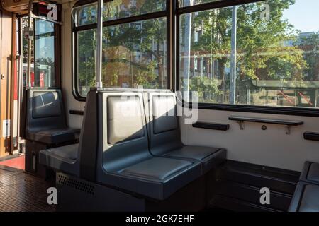 Vista anteriore all'interno di treni passeggeri vuoti o tram ferroviario leggero del sistema ferroviario tedesco a Düsseldorf, Germania. Foto Stock