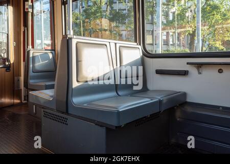 Vista anteriore all'interno di treni passeggeri vuoti o tram ferroviario leggero del sistema ferroviario tedesco a Düsseldorf, Germania. Foto Stock