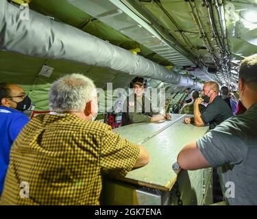 I datori di lavoro del Wisconsin National Guardsmen partecipano al Wisconsin's Employer Support of the Guard & Reserve's 'Boss Lift' 25 agosto 2021 presso la 115th Fighter Wing della Wisconsin Air National Guard a Madison, Wisconsin. Il sostegno del datore di lavoro della Guardia e della Riserva è un programma del Dipartimento della Difesa che è stato istituito nel 1972 per promuovere la cooperazione e la comprensione tra i membri del Servizio componente della Riserva e i loro datori di lavoro civili. Foto Stock
