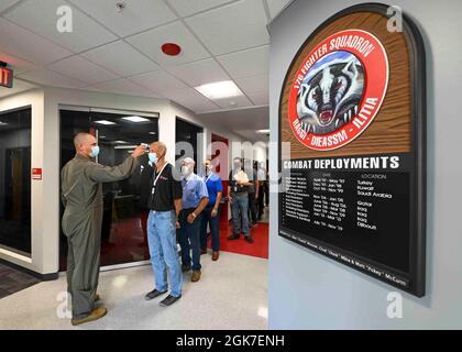 I datori di lavoro del Wisconsin National Guardsmen partecipano al Wisconsin's Employer Support of the Guard & Reserve's 'Boss Lift' 25 agosto 2021 presso la 115th Fighter Wing della Wisconsin Air National Guard a Madison, Wisconsin. Il sostegno del datore di lavoro della Guardia e della Riserva è un programma del Dipartimento della Difesa che è stato istituito nel 1972 per promuovere la cooperazione e la comprensione tra i membri del Servizio componente della Riserva e i loro datori di lavoro civili. Foto Stock