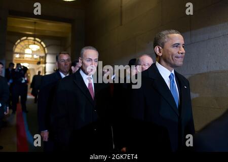 Il presidente Barack Obama si ferma prima di trasferirsi al fronte ovest del Campidoglio degli Stati Uniti a Washington, D.C., 21 gennaio 2013. In attesa con il Presidente, da sinistra, vi sono: Il Presidente della Casa John Boehner, R-Ohio; il leader della Casa maggioranza Eric Cantor, R- Va.; il Sen. Chuck Schumer, D-N.Y.; il leader Nancy Pelosi, D-Calif.; leader della maggioranza del Senato. Harry Reid, D-Not.; e Sen. Lamar Alexander, R-Tenn (Foto ufficiale della Casa Bianca di Pete Souza) questa fotografia ufficiale della Casa Bianca è resa disponibile solo per la pubblicazione da parte delle organizzazioni di notizie e/o per uso personale la stampa dal soggetto(i) della fotografia. Il p Foto Stock