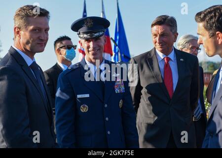 Briga dell'aeronautica degli Stati Uniti. Il generale Jason E. Bailey, comandante della 31esima ala dei combattenti, Middle, parla con Borut Pahor, presidente sloveno della Repubblica, Right, e altri dirigenti al Memoriale di Andraž a Andraž Nod Polzelo, Slovenia, 25 agosto 2021. Nel 1944, il bombardiere statunitense B-17 ‘Dark Eyes’ è stato abbattuto su Andraž Nod Polzelo e il memoriale di ‘Dark Eyes’ è stato dedicato il 22 marzo 2014. I membri dell'equipaggio uccisi in azione sono sepolti al cimitero americano di Firenze, Firenze, Italia. Foto Stock