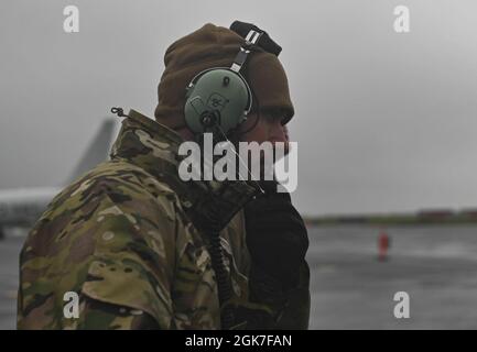 Due bombardieri stealth B-2, assegnati alla base dell'aeronautica di Whiteman, Missouri, partono dalla base aerea di Keflavik, Islanda, 25 agosto 2021. I bombardieri furtivi si integrano con le forze aeree statunitensi in Europa F-15 Eagles come parte di un'operazione di addestramento congiunta nel teatro europeo. La formazione con alleati e partner e altre unità dell'aeronautica statunitense costruiscono relazioni strategiche che sono fondamentali per risposte tempestive e coordinate quando necessario. Foto Stock