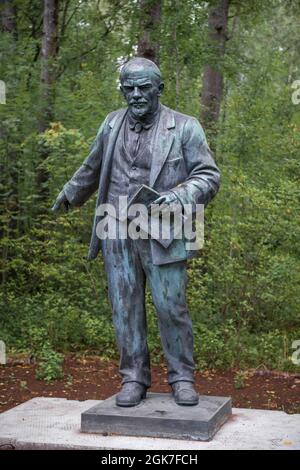 SESTRORETSK, RUSSIA - 01 AGOSTO 2021: Uno dei primi monumenti di V.I. Lenin (1927) nell'esposizione del museo commemorativo complesso 'Rifugio del V. Foto Stock