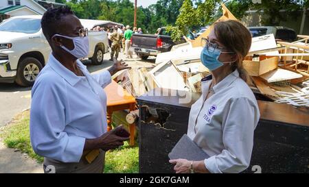 Waverly, TN (25 agosto 2021) - FCO Myra M. Shird e Regione 4 Amministratore Gracia Szczech di fronte ai detriti posti sulla strada mentre il tour con il governatore continua a Waverly, Tennessee. Robert Kaufmann/FEMA Foto Stock