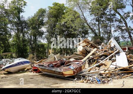 Waverly, TN (25 agosto 2021) - detriti provenienti dalle recenti inondazioni a Waverly, Tennessee. Robert Kaufmann/FEMA Foto Stock